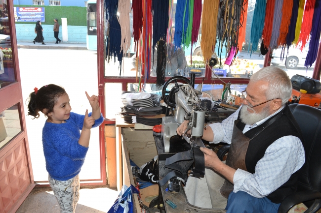 Yarım asırdır ayakkabı tamir ediyor